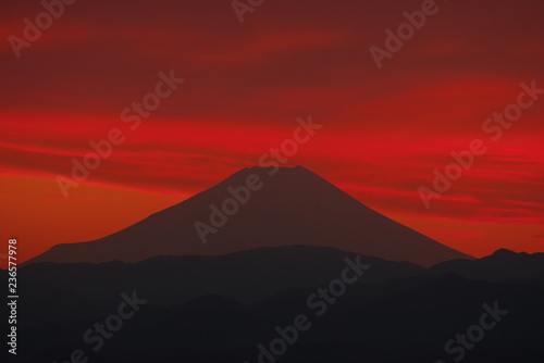 瑞穂町から望む真っ赤な夕暮と富士山
