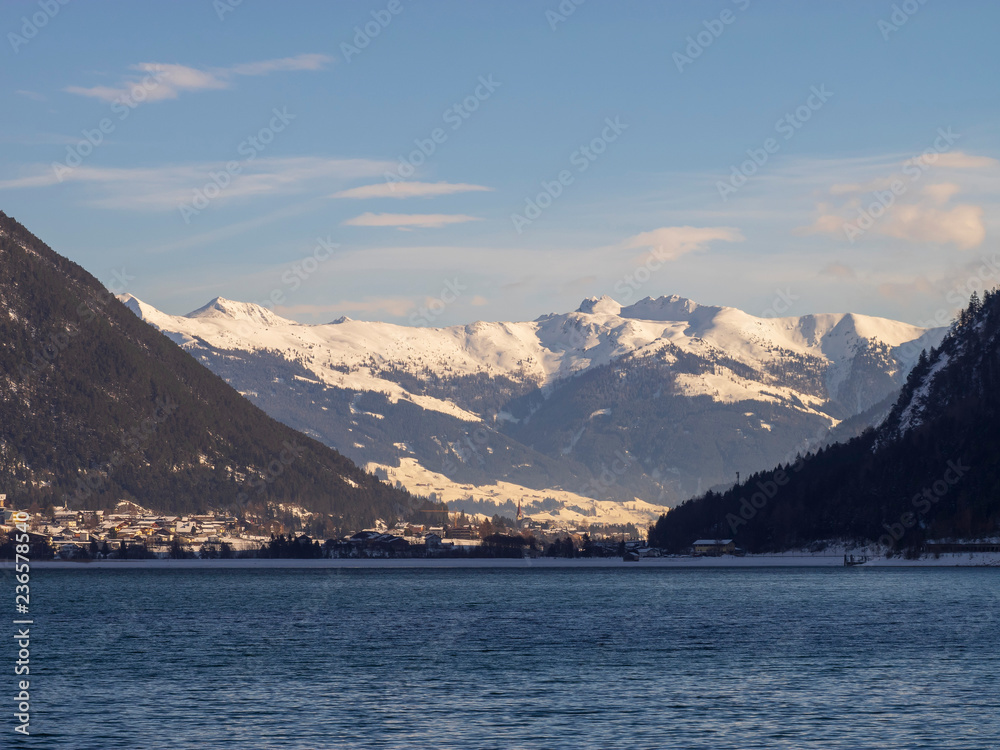 Au nord du lac Achen (Achensee) en Autriche avec vue sur la commune de Maurach