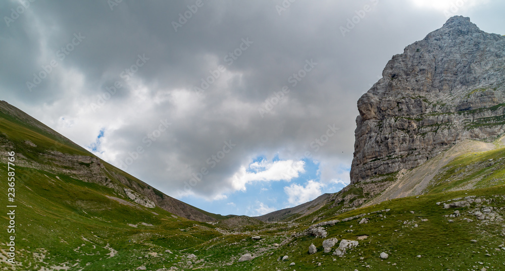 Naklejka premium sentiero da Foce al lago di Pilato