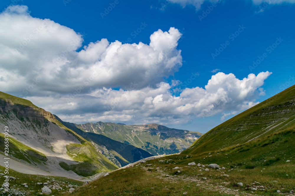 Naklejka premium sentiero da Foce al lago di Pilato