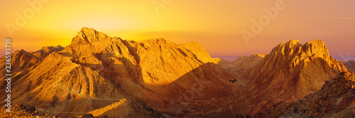 Foto Amazing Sunrise at Sinai Mountain, Beautiful dawn in Egypt, early morning view o