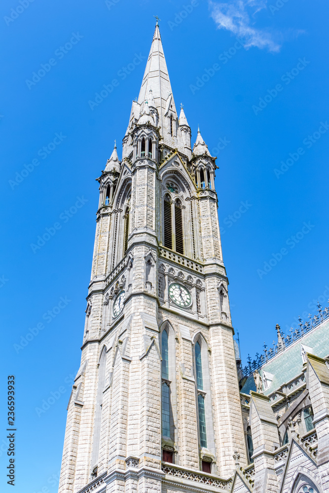 Vista de la torre campanario de St Colman’s Cathedral, en la ciudad de Cobh, Ireland