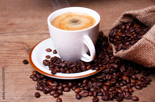 kaffebohnen und tasse heiße kaffee