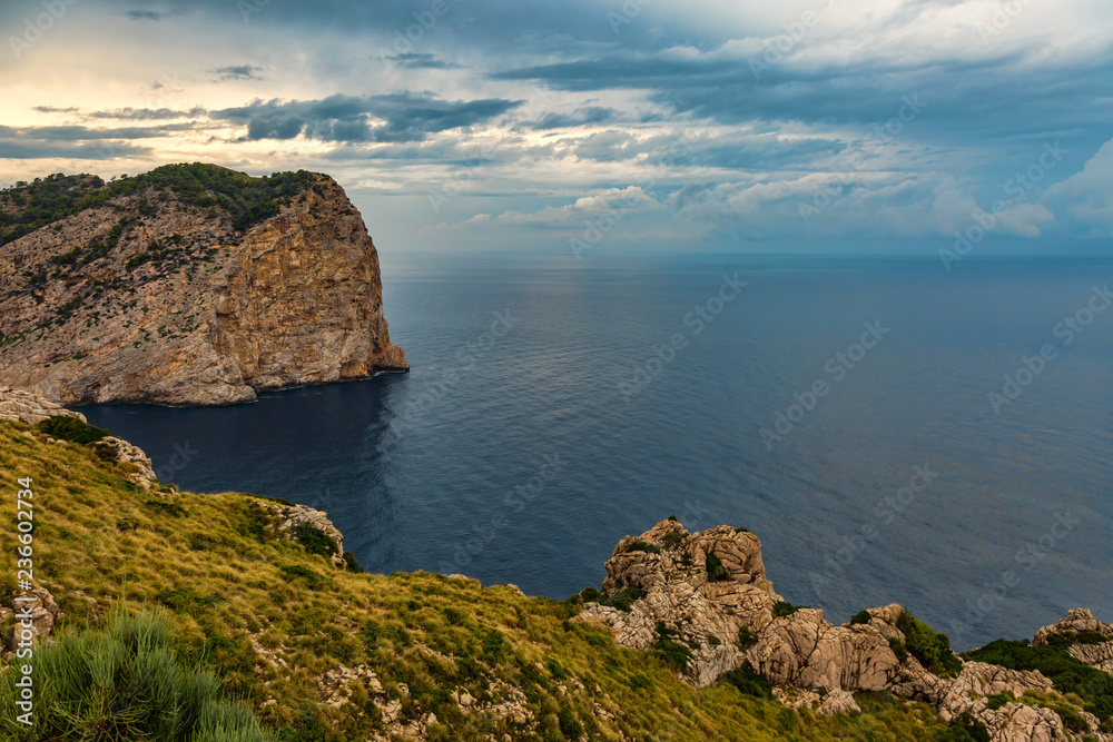 Meer pur an einer Bucht auf Mallorca Balearen Meer pur an einer Bucht auf Mallorca Balearen