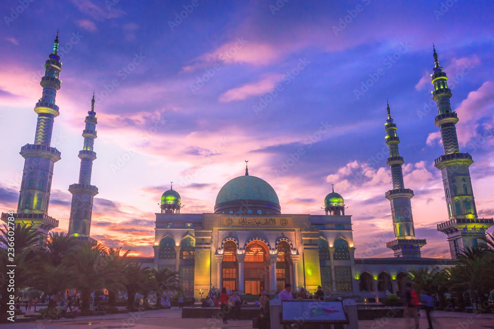 Fototapeta premium Islamic concept: beautiful big mosque