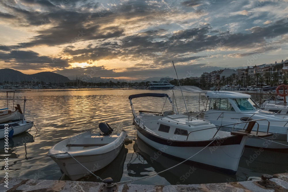 Fototapeta premium Sonnenuntergang im Hafen von Alcudia