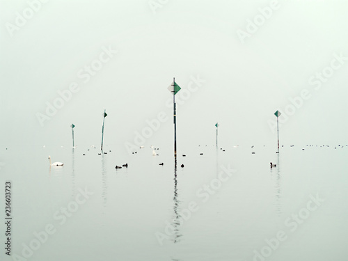 Seezeichen bei Nebel am Bodensee