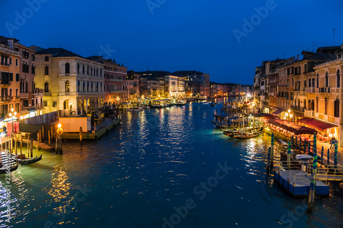 Venezia, il Canal Grande al crepuscolo visto dal ponte di rialto