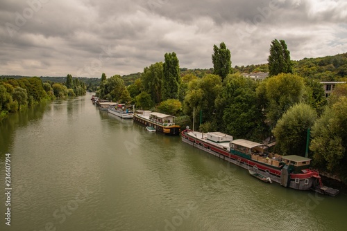 Houseboats on the river Seine © isabelle dupont