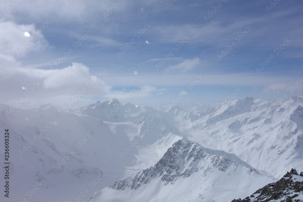 Verschneites Alpenpanorama