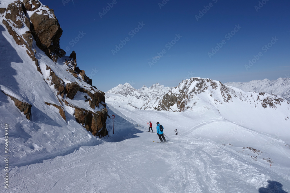Abfahrt auf deiner Skipiste in den Alpen Abfahrt auf deiner Skipiste in den Alpen