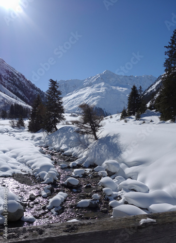 Sonniger Tag in den Alpen, wunderschöne verschneite Landschaft