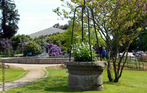 Parc de la ville d'Avranches, chemin, puit, arbustes, pelouse et massifs de fleurs mauves, département de la Manche, France photo