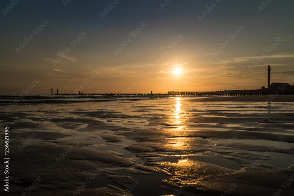 Wunderbarer sonnenuntergang in Zealand Holland Nordsee am Strand