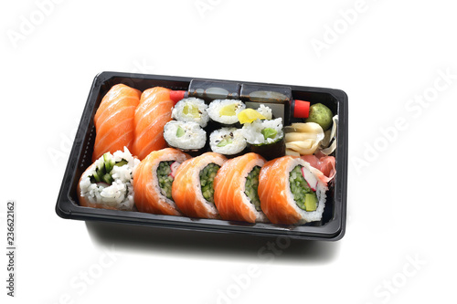 Apetyczne sushi. Tacka sushi na białym tle.