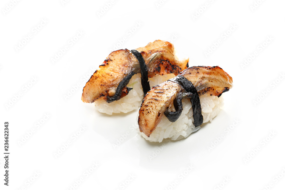 Nigiri sushi z grillowanym węgorzem. Sushi na białym tle. Nigiri sushi z grillowanym węgorzem. Sushi na białym tle.