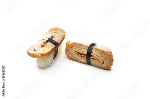Nigiri z japońskim omletem. Sushi na białym tle.