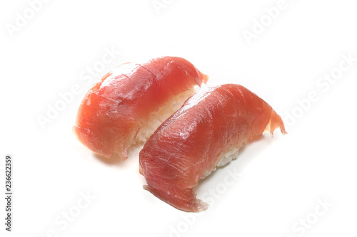Sushi nigiri z tuńczykiem. Sushi na białym tle.