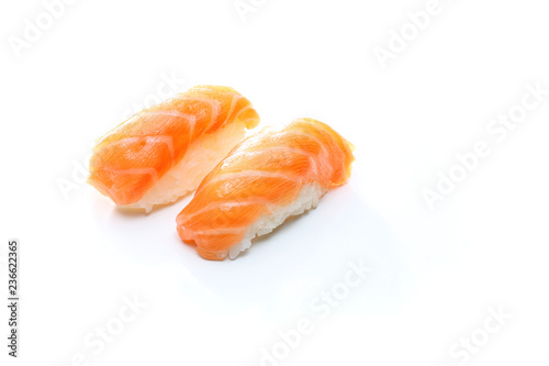 Sushi nigiri z łososiem. Sushi na białym tle.