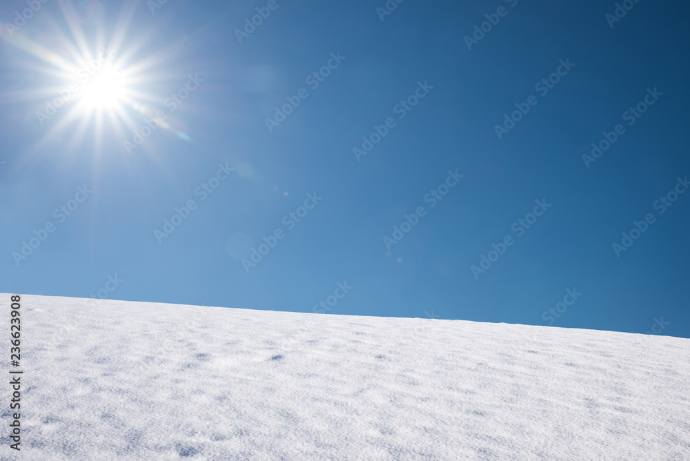Schneefeld und blauer Himmel mit Sonnenschein, Freifläche Schneefeld und blauer Himmel mit Sonnenschein, Freifläche