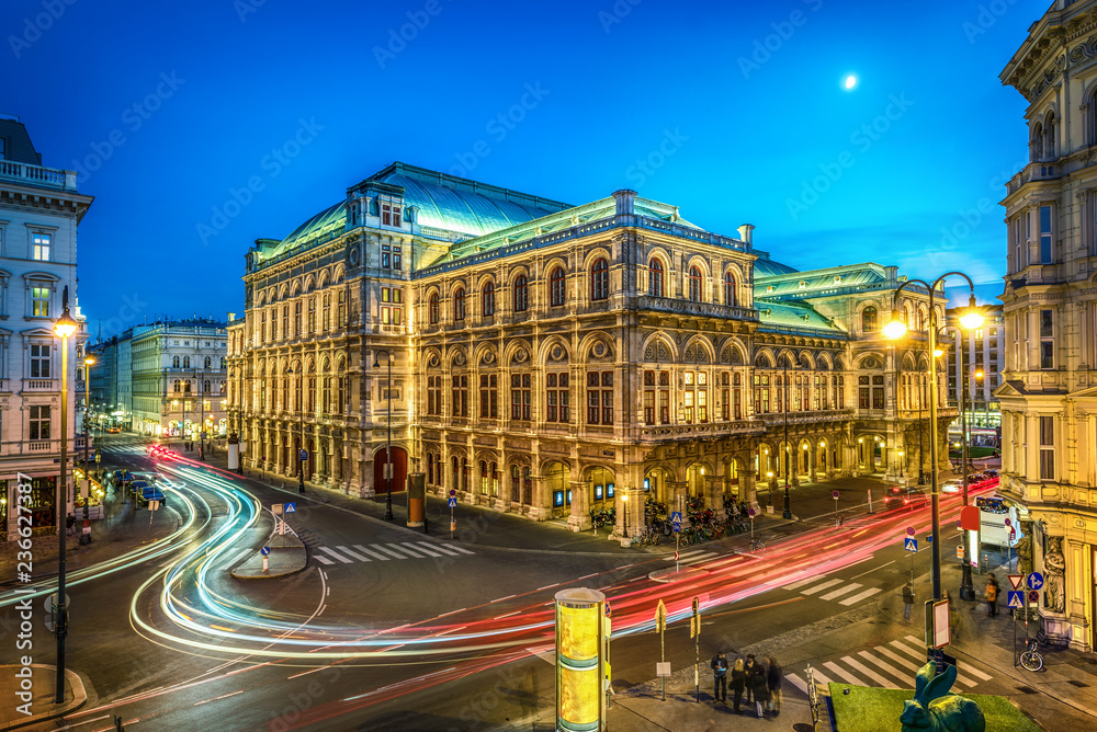 Fototapeta premium Wiedeńska Opera Państwowa nocą, Wiedeń, Austria.