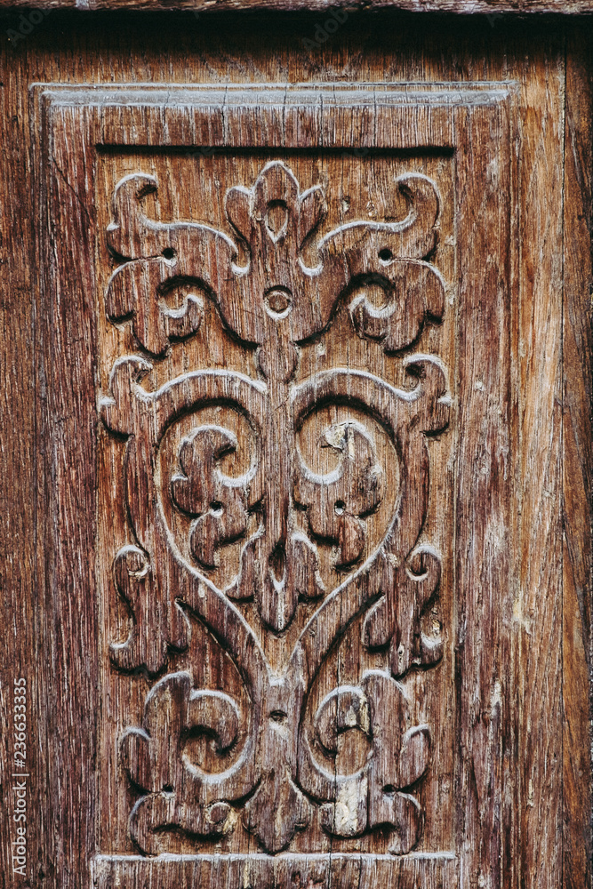 Décoration sculptée sur une porte en bois