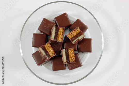 Dominosteine vor weißem Hintergrund