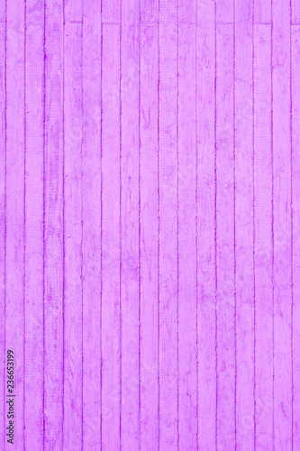 Betonwand mit Struktur der Lattenschalung ohne Betonanker in Violett