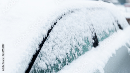 Auto im Winter am Parkplatz mit Eis und Schnee