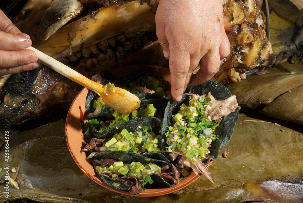 Fotka „tacos de carne de cabeza de res cocida en pencas de maguey con