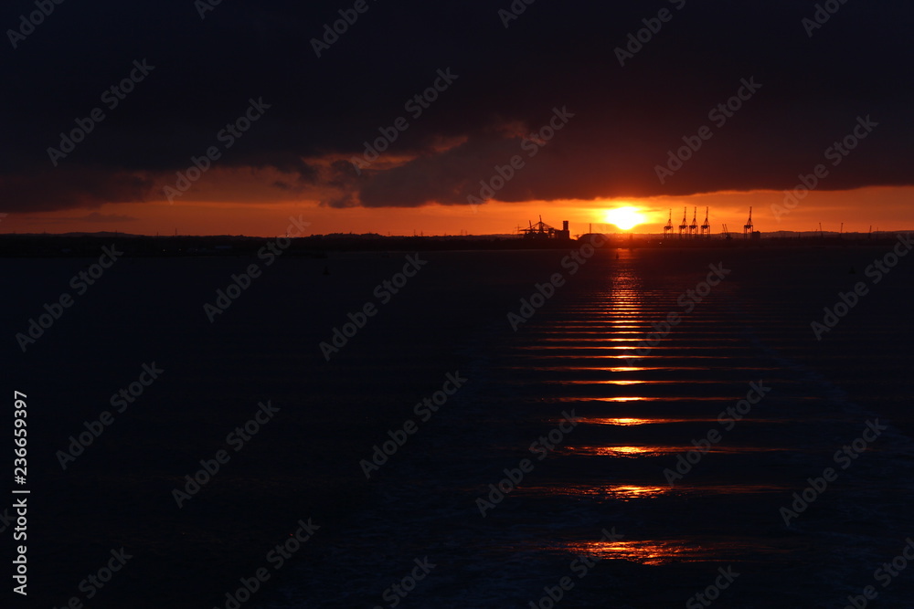 Naklejka premium Sunset at sea