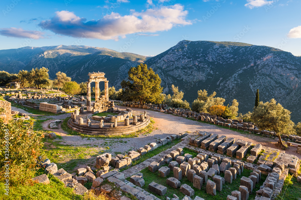 Fototapeta premium Świątynia Athena Pronaia w starożytnych Delfach, Grecja