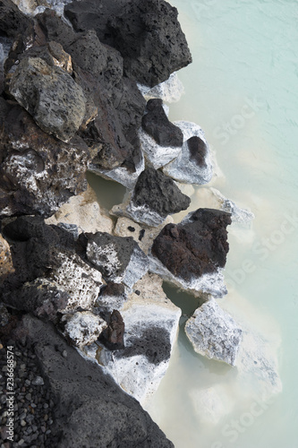 Lava-Stein-Textur im milchig blauen Wasser an der blauen Lagune - Island 