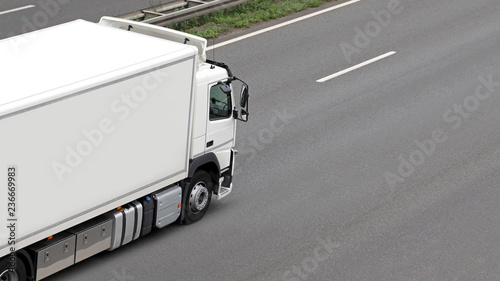 Lieferung im LKW unterwegs auf der Autobahn