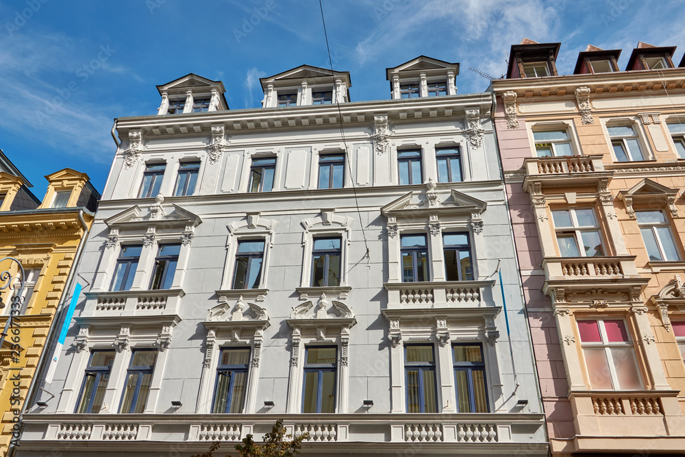 Fototapeta premium Historische Häuserfassade in Karlovy Vary, Tschechien