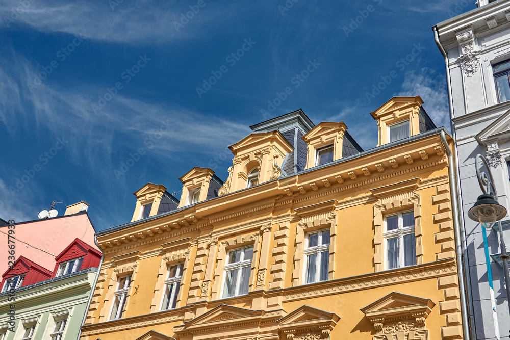 Historische Hausfassade mit Dachgauben in Karlsbad, Tschechien