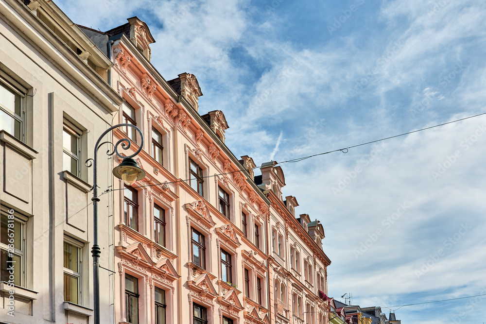 Fototapeta premium Historische Hausfassade mit Dachgauben in Karlovy Vary, Tschechien