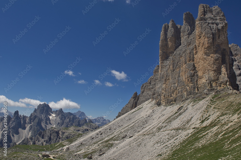 トレ・チーメ・ディ・ラヴァレード(イタリア) StockFoto Adobe Stock