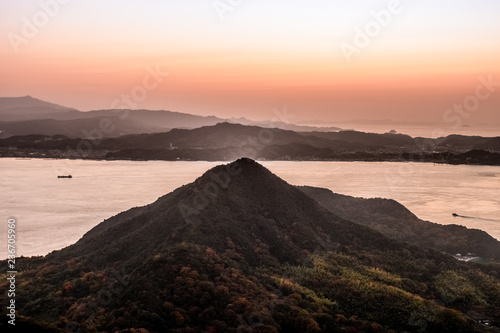 日本、瀬戸内海、しまなみ海道、秋の絶景、亀老山展望台の夕日、来島海峡大橋