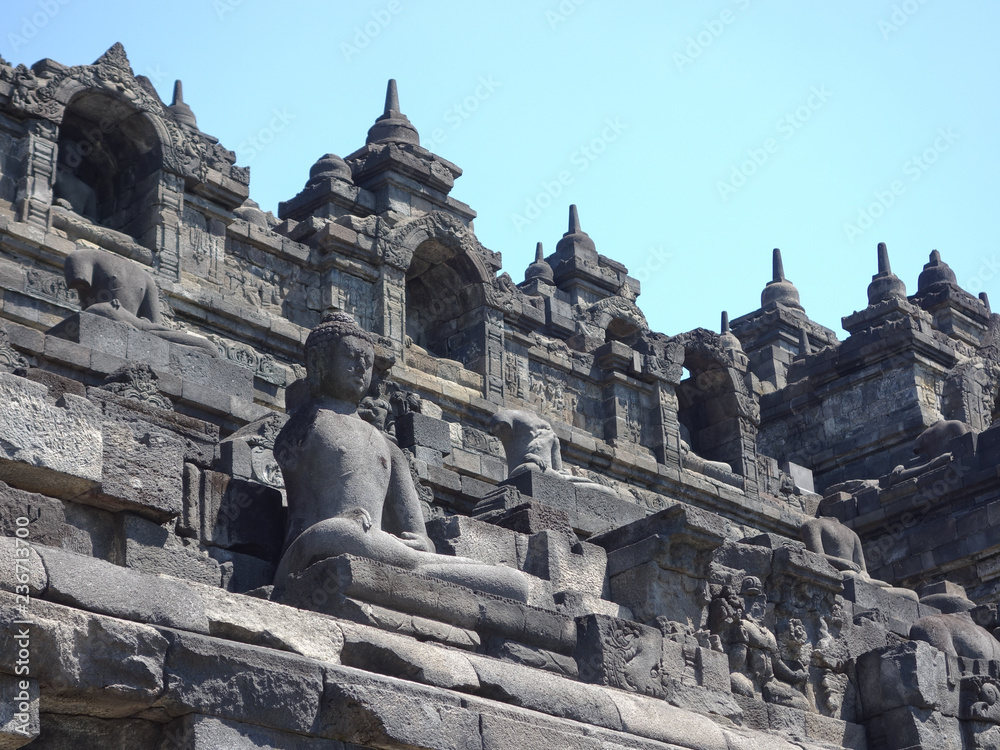 インドネシアの戦争の歴史が感じられる古代寺院にある像 インドネシアの戦争の歴史が感じられる古代寺院にある像