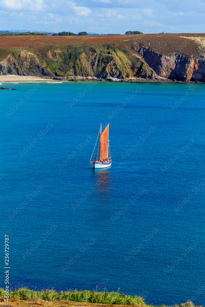 Fototapeta premium View and a boat from the pointe de Pen-Hir