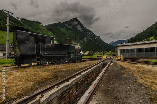 alter bahnhof mit dampflokomotive