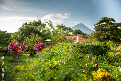 Blick auf den aktiven Vulkan auf der Isla de Ometepe im Nicaraguasee, Nicaragua photo