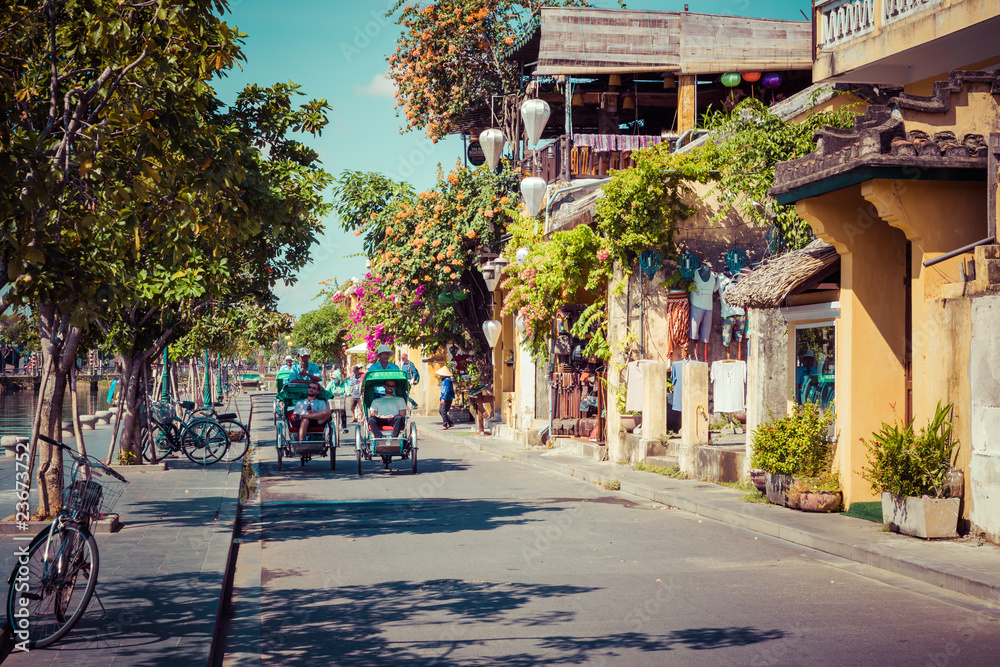 Fototapeta premium Hoian Starożytne kamienice. Kolorowe budynki z świątecznymi jedwabnymi lampionami. Miejsce dziedzictwa UNESCO. Wietnam.