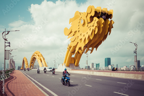 Foto Dragon bridge ( Cua Rong ), this modern bridge crosses the Han River, designed and built in the shape of a dragon