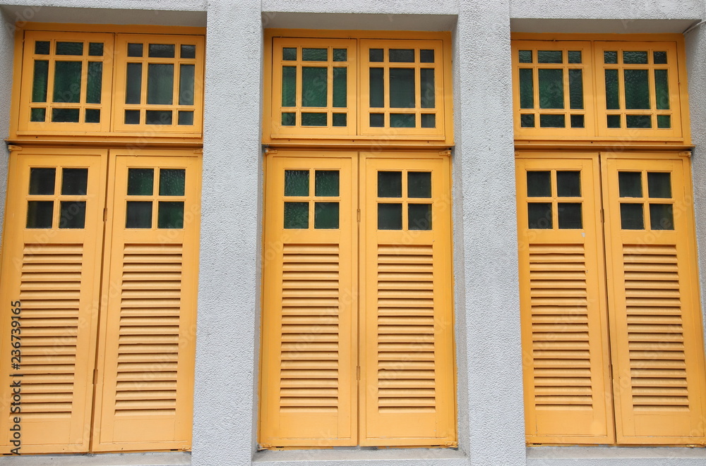 Obraz premium Yellow window shutters background