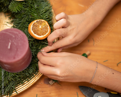 Adventkranz Dekoration mit Draht befestigen