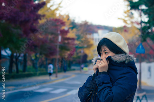 Feeling cold and lonely in the middle of Autumn street