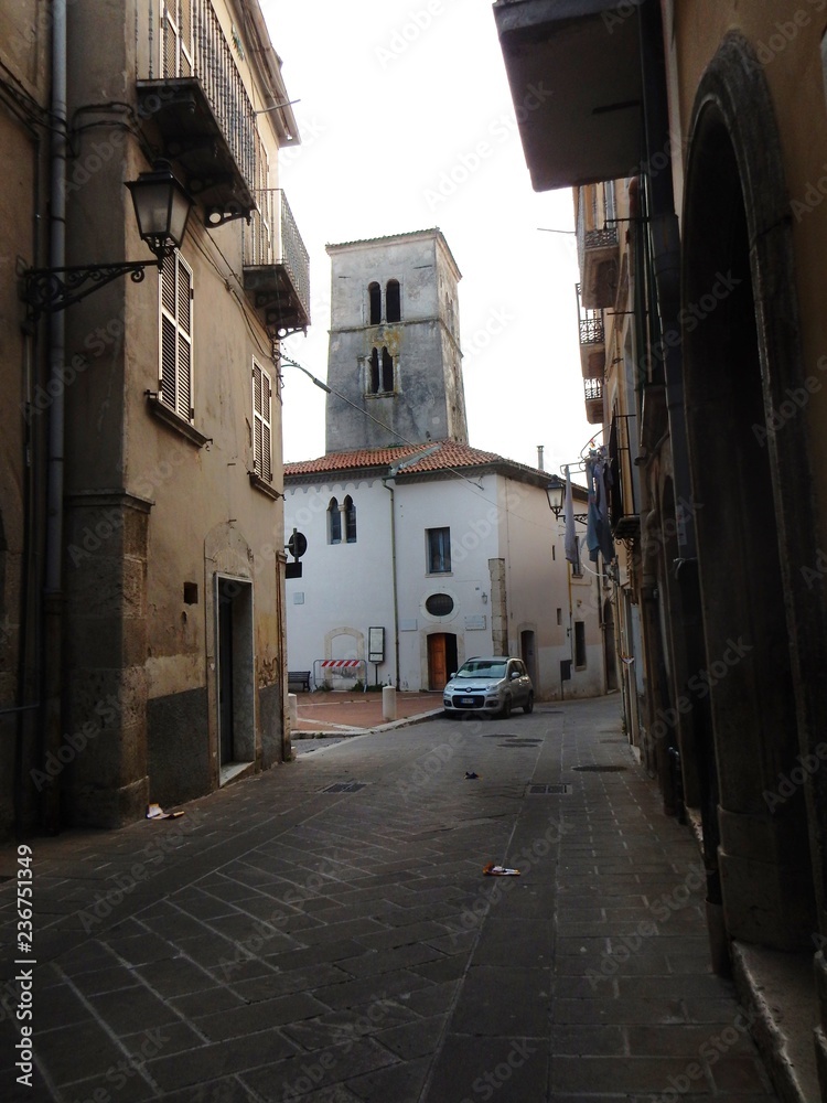 Isernia - Campanile di Santa Maria delle Monache dal vicolo