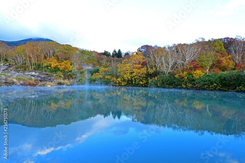 八甲田山 酸ヶ湯 地獄沼の紅葉と湧き出す温泉の情景